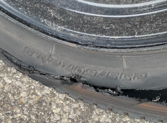 Wymiana opony na 1 osi naczepy z prawej strony na autostradzie A27 w pobliżu Bremy