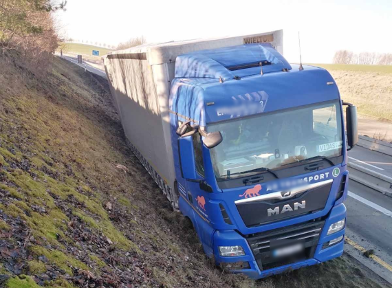 Truck + trailer has to be pulled out of the ditch on the A20 motorway near Szczecin