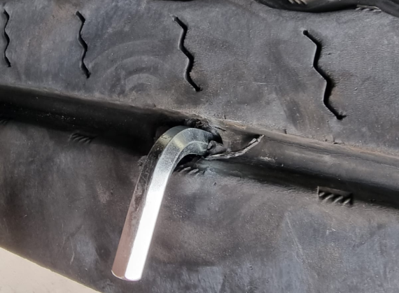 Emergency Truck Tire Repair on the Road: Procedures, Liability, and Options for the Driver