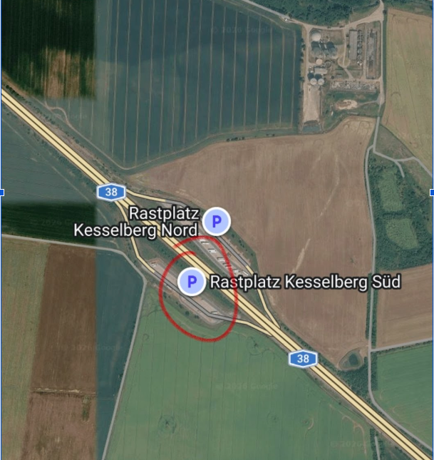 Замена шины полуприцепа после контроля полицией на парковке Kesselberg Süd возле Нордхаузена