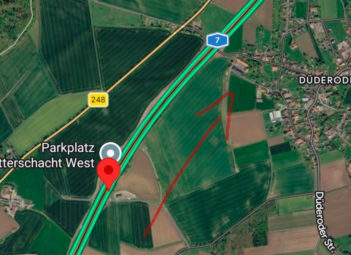 Nocna wymiana lewej przedniej opony w ciągniku siodłowym na A7 przy parkingu Wetterschacht West