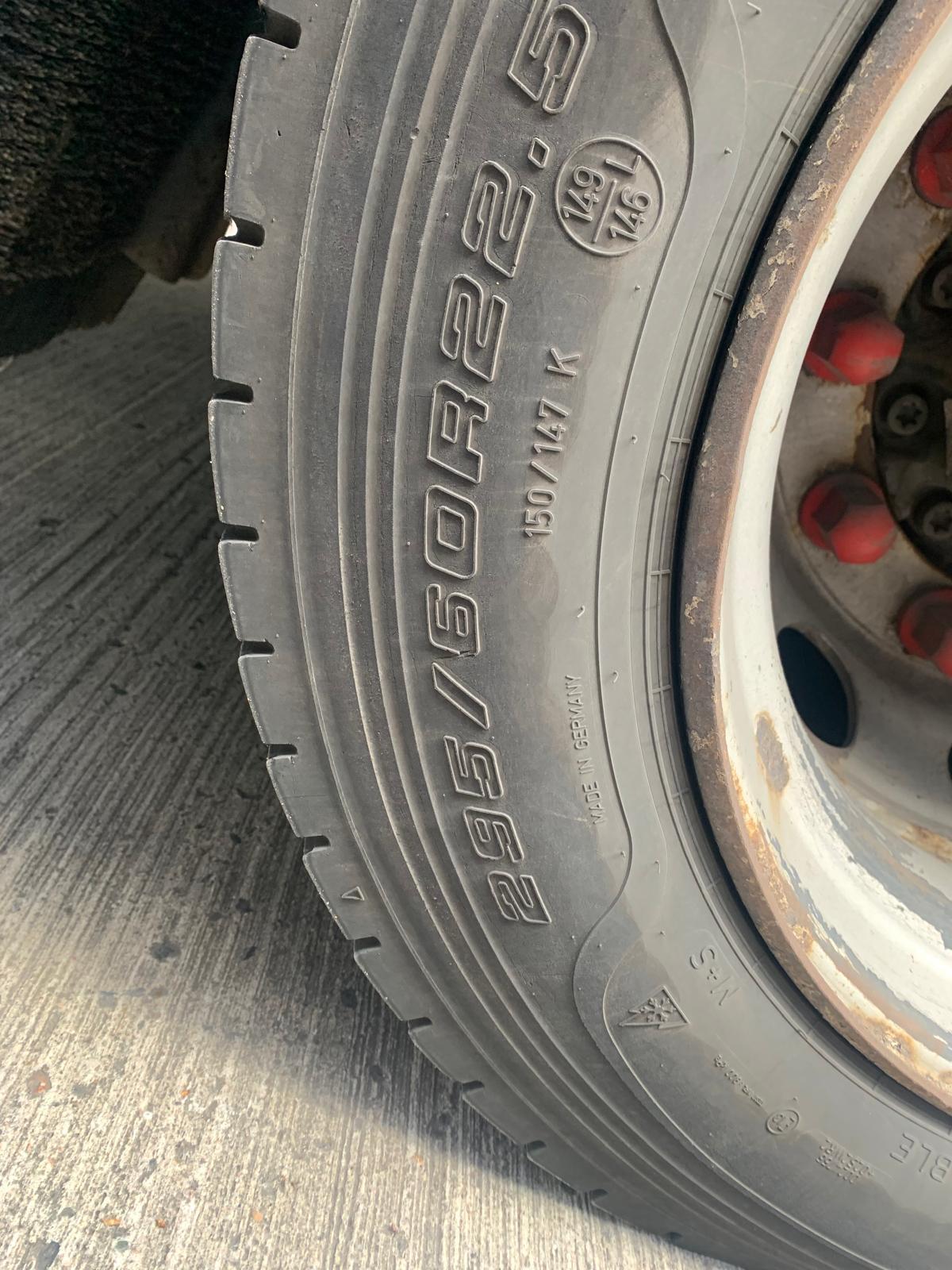 Mobilna wymiana opony ciężarowej 295/60 R22.5 na parkingu Spessart Süd przy autostradzie A3