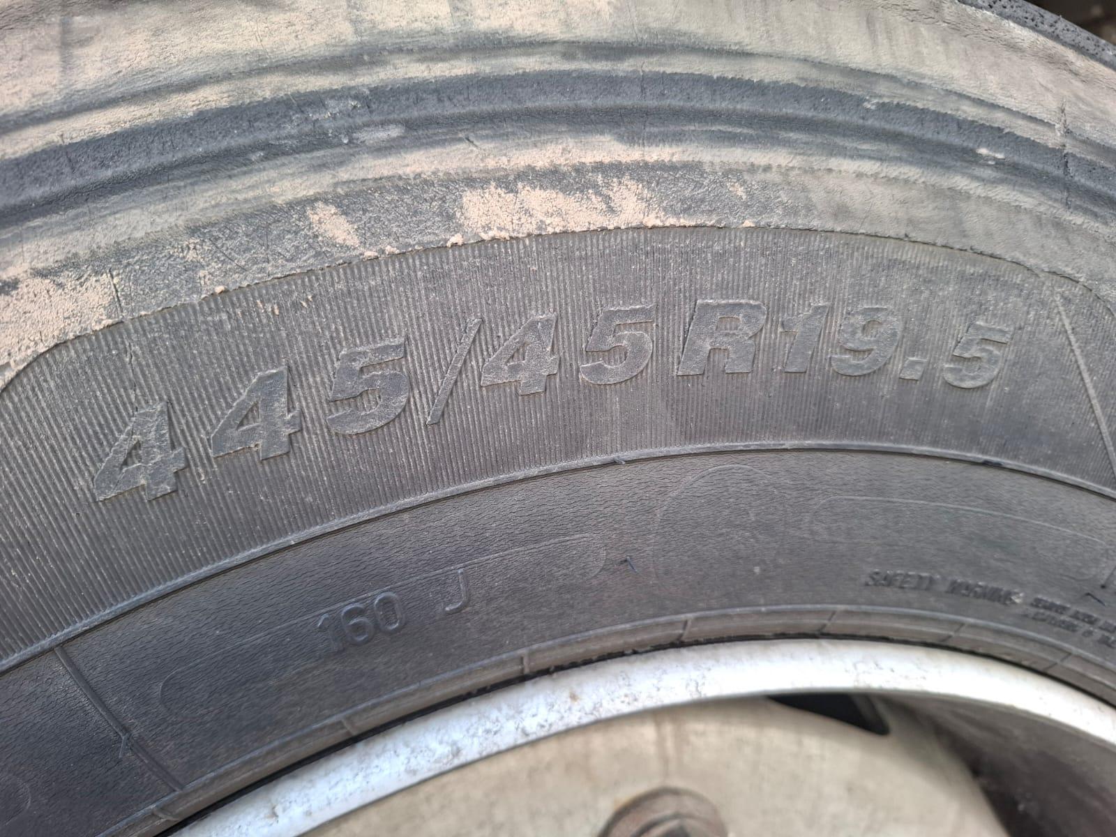 Замена шины 445/45 R19.5 на прицепе возле Оффенбаха с подбором более доступного варианта
