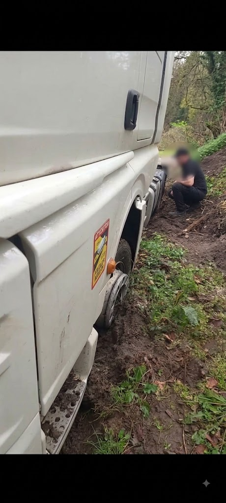 Wyciąganie zestawu i ciągnika z miękkiego gruntu w Herrenstrunden: użycie dźwigu przy utrudnionym dojeździe