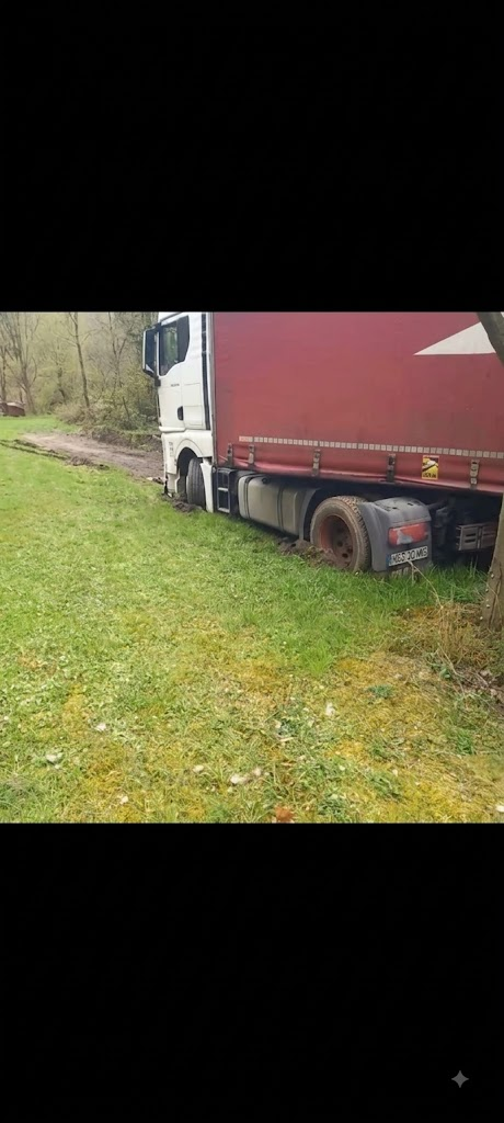 Wyciąganie zestawu i ciągnika z miękkiego gruntu w Herrenstrunden: użycie dźwigu przy utrudnionym dojeździe