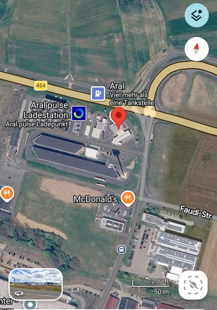 Wymiana opony 315/70 R22.5 na osi napędowej ciągnika siodłowego przy A49 w Stadtallendorf