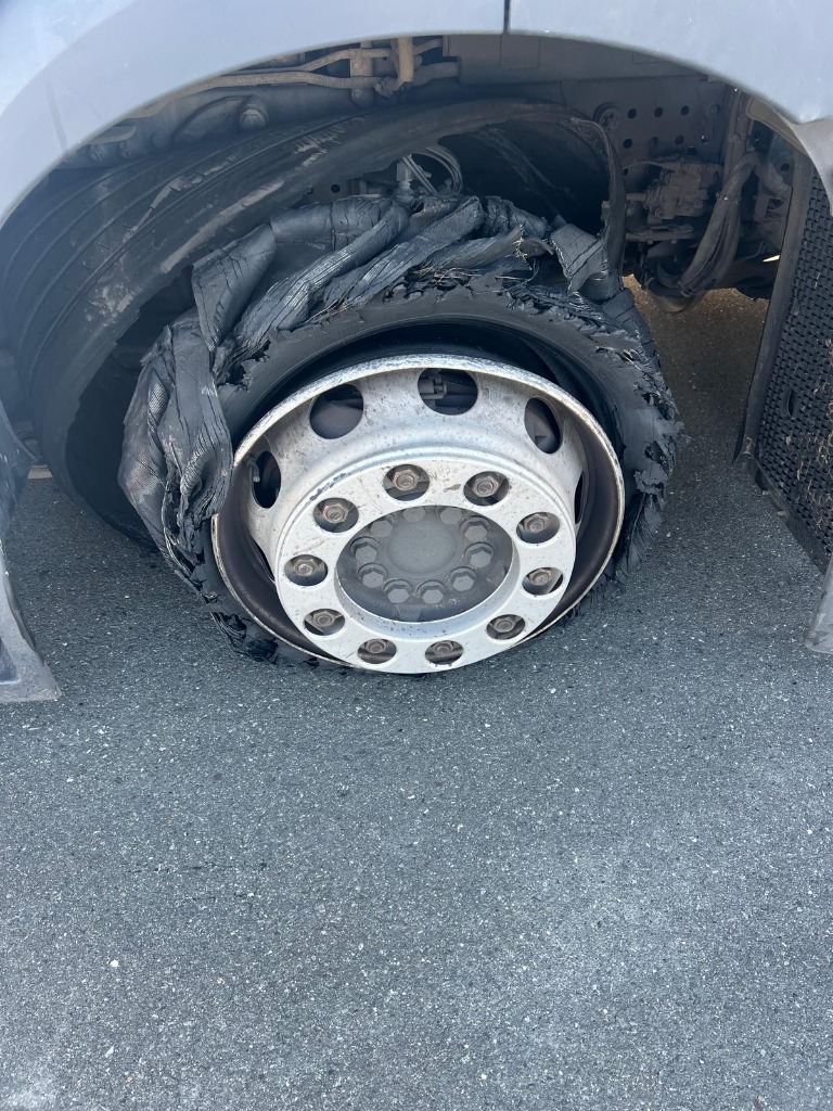Nocny wyjazd do wymiany przedniej opony 315/60 R22.5 przy A9 w pobliżu Bayreuth-Süd
