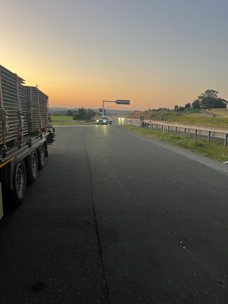 Nocny wyjazd do wymiany przedniej opony 315/60 R22.5 przy A9 w pobliżu Bayreuth-Süd