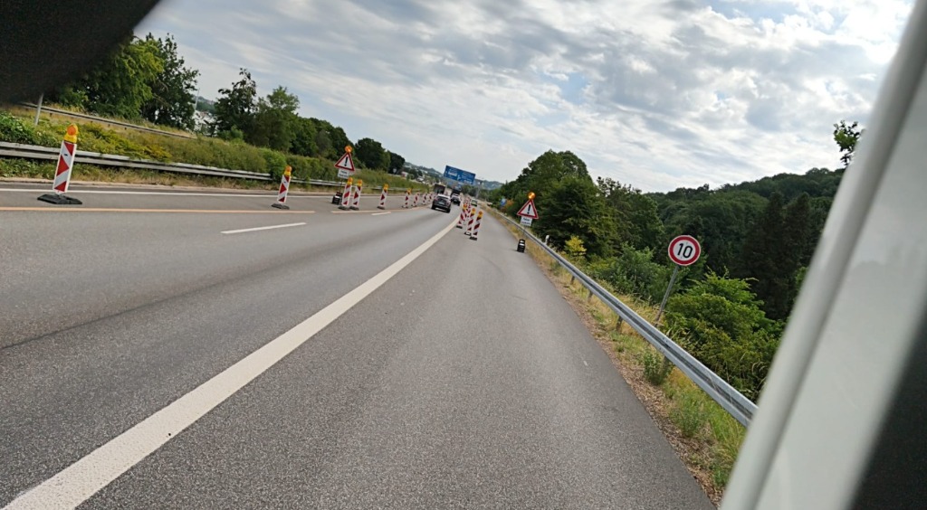 Organizacja zabezpieczenia miejsca prac i wymiana lewej opony w naczepie na A6 w Saarbrücken