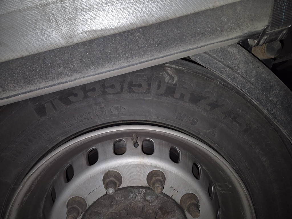 Two Steer Axle Tyres Replaced 355/50 R22.5 on the A9 near Brehna