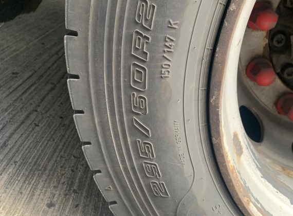 Выездная замена грузовой шины 295/60 R22.5 на парковке Spessart Süd возле автобана A3