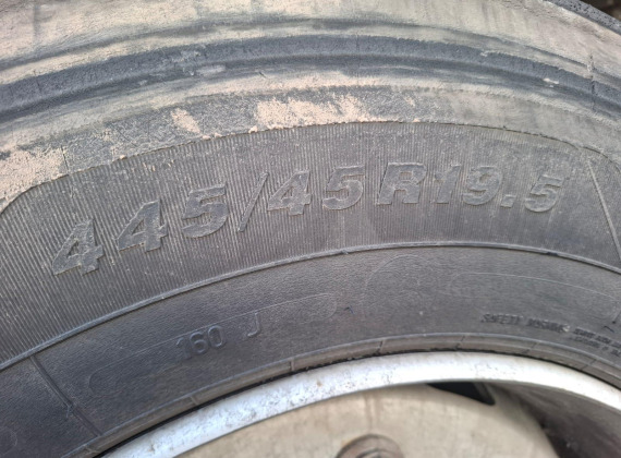 Замена шины 445/45 R19.5 на прицепе возле Оффенбаха с подбором более доступного варианта