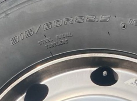 Reifenwechsel 315/60 R22.5 auf Neureifen wegen unbrauchbarem Reserverad an der A8 bei Bergen