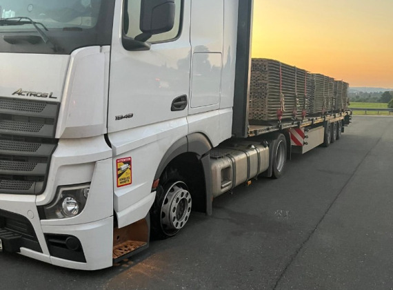 Ночной выезд для замены передней шины 315/60 R22.5 на A9 у съезда Bayreuth-Süd