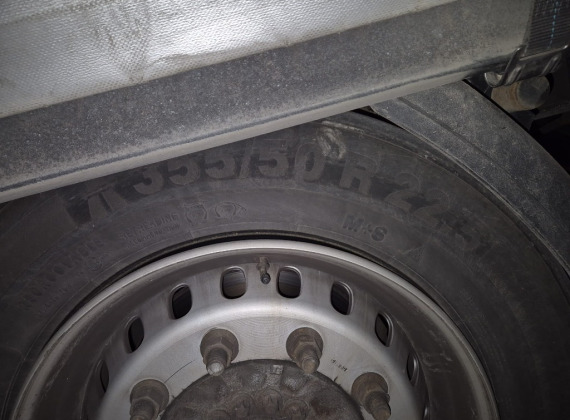 Two Steer Axle Tyres Replaced 355/50 R22.5 on the A9 near Brehna