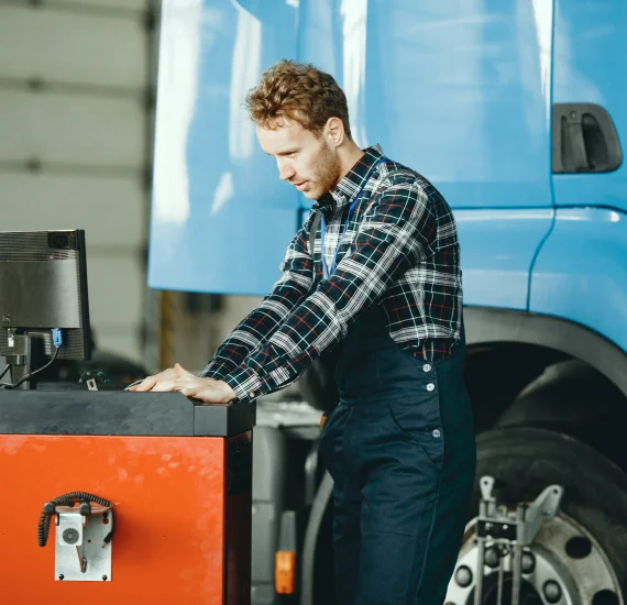 How to diagnose the electronic systems of a truck?