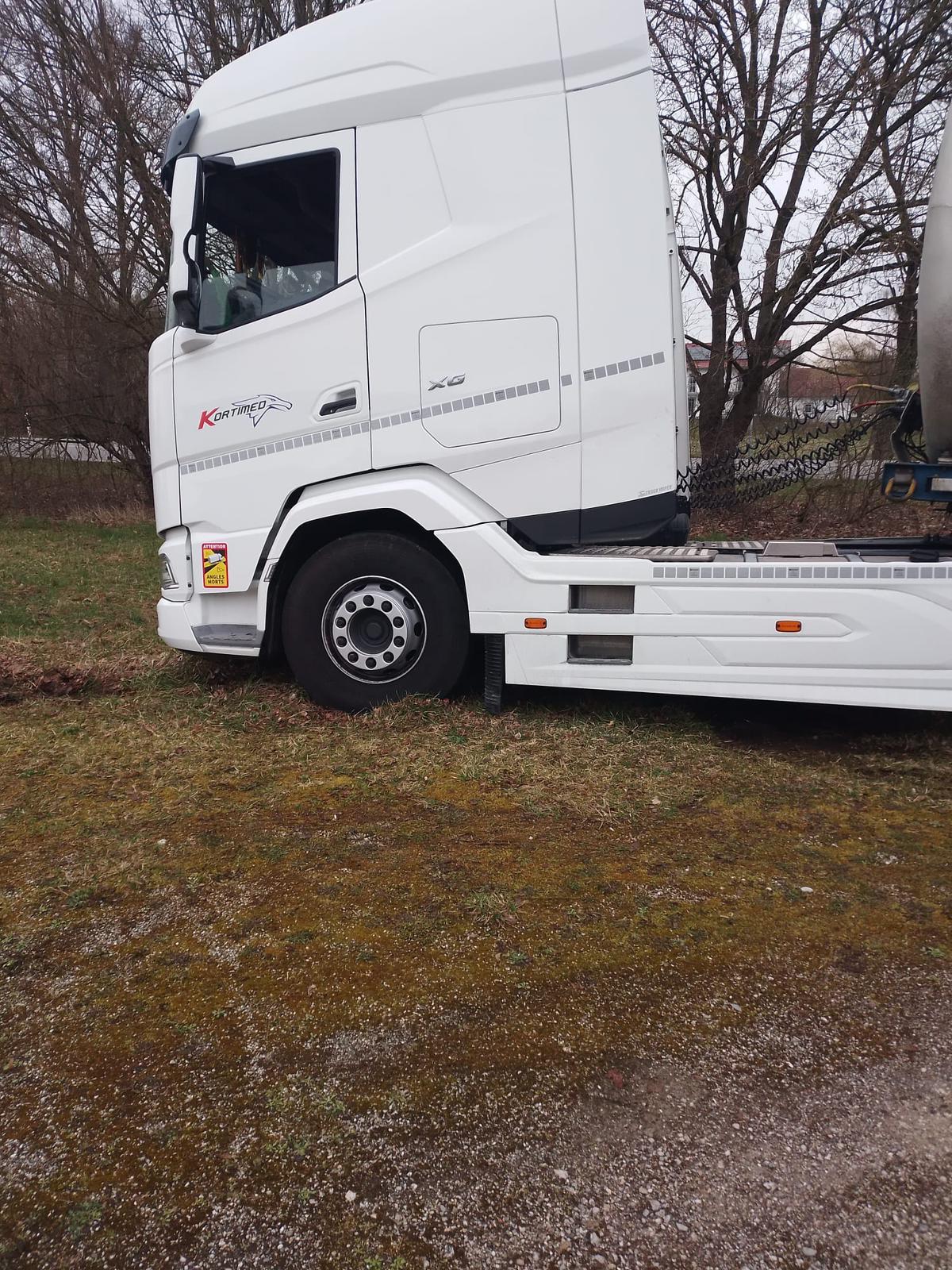 Festgefahrener LKW vor Ort