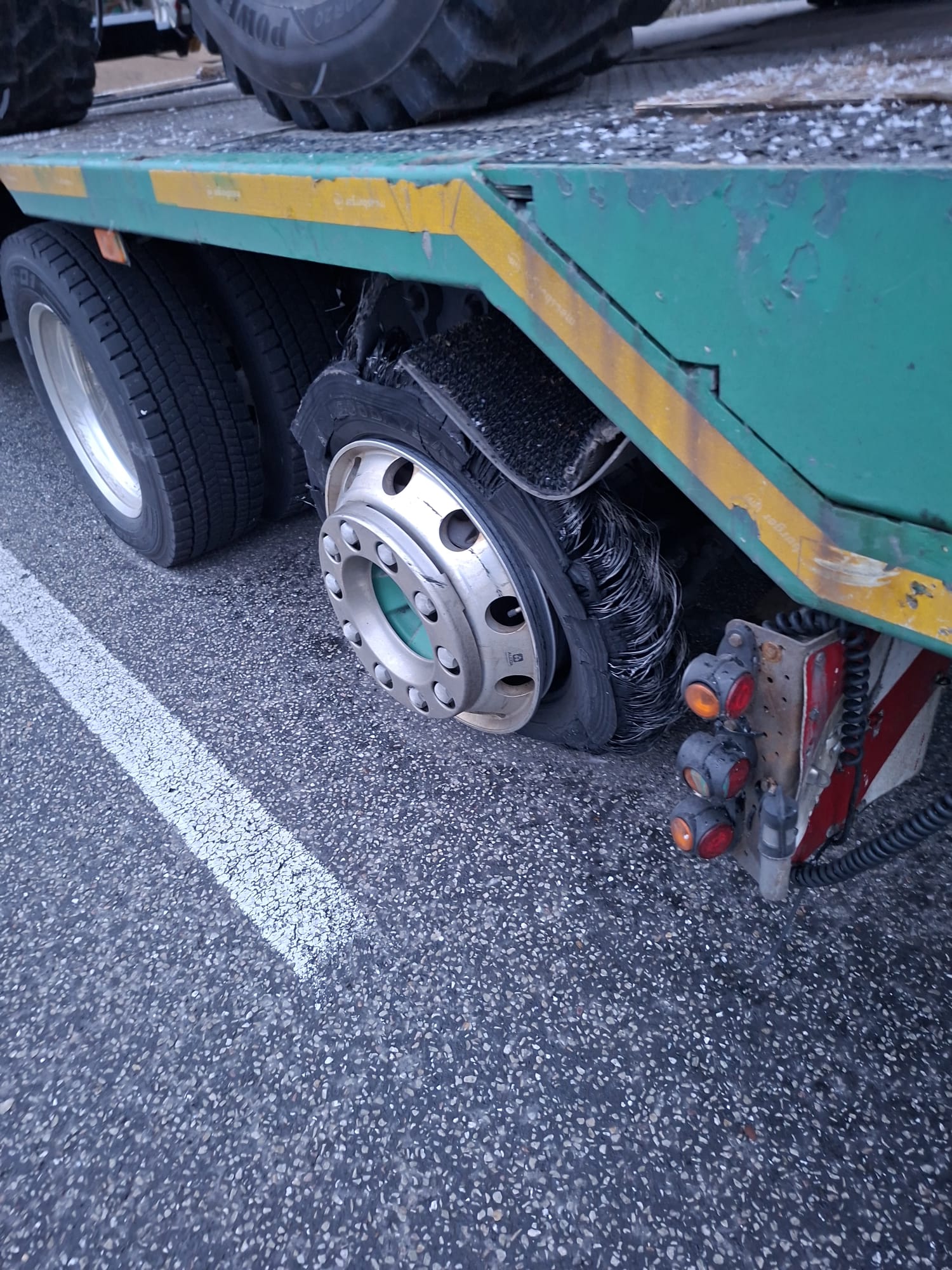 Reifenschaden am Autotransporter