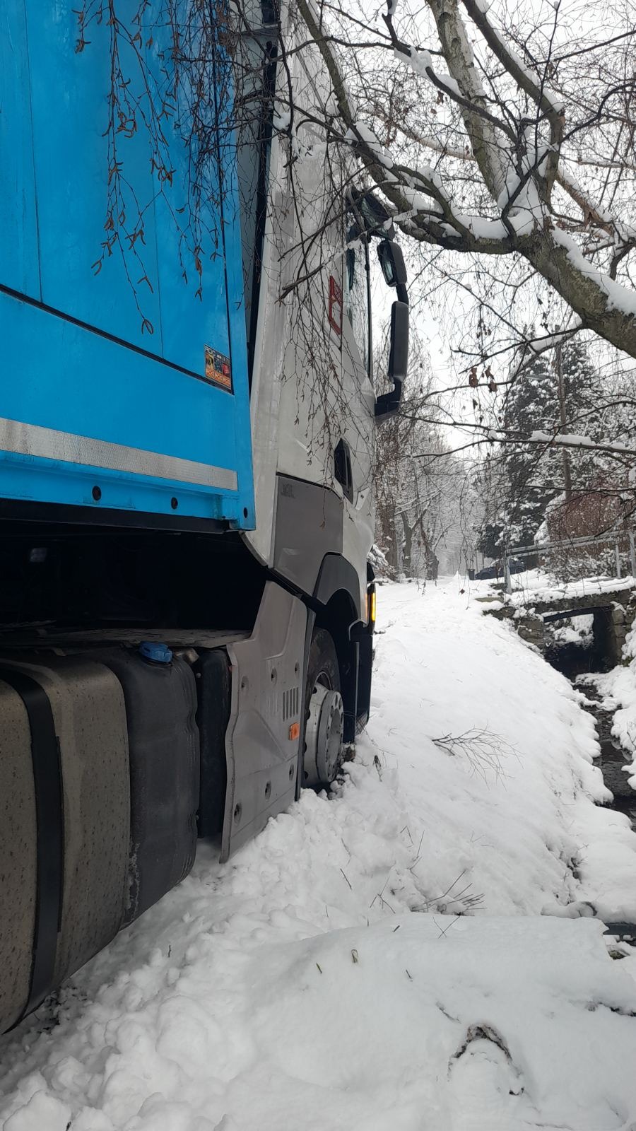 Festgefahrener LKW im Winter